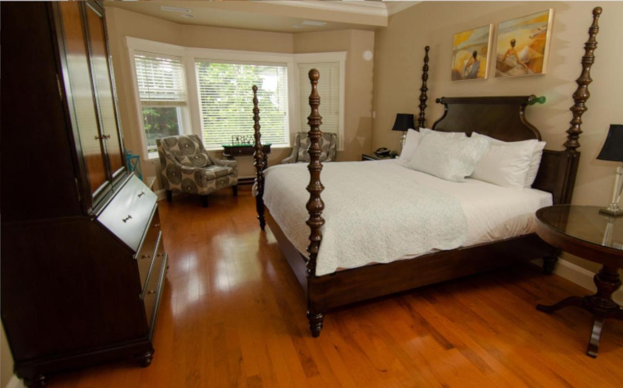 Crown Mansion Boutique Hotel & Villas Qualicum Beach Exterior foto